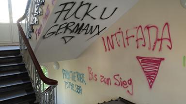 In den Fluren wurden Slogans an die Wände geschmiert.