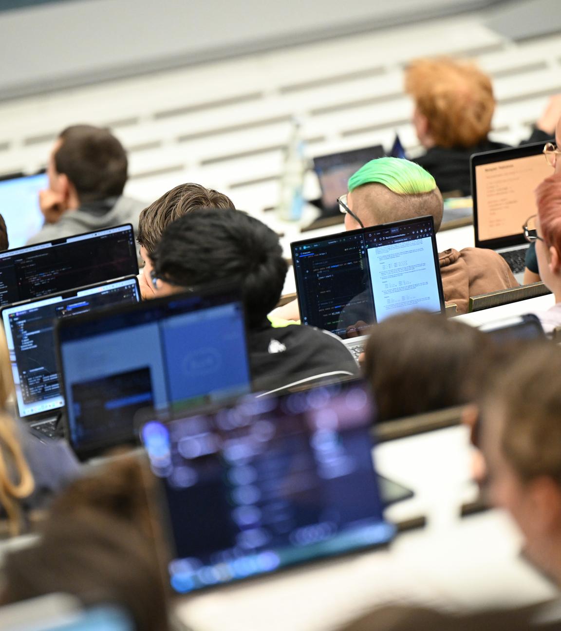 Baden-Württemberg, Tübingen: Studenten sitzen an der Universität in Tübingen in einem Hörsaal in einer Vorlesung in Praktischer Informatik.