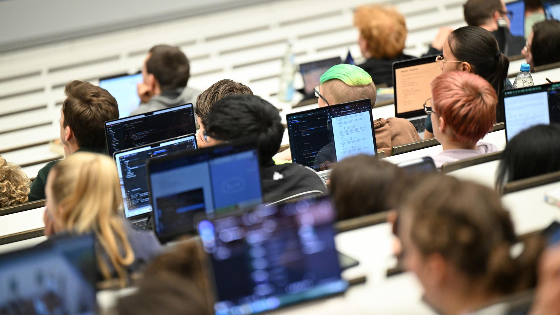 Baden-Württemberg, Tübingen: Studenten sitzen an der Universität in Tübingen in einem Hörsaal in einer Vorlesung in Praktischer Informatik.