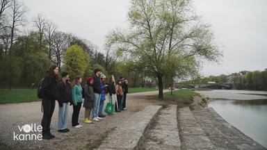 Die Forschungsgruppe macht einen Hörspaziergang.