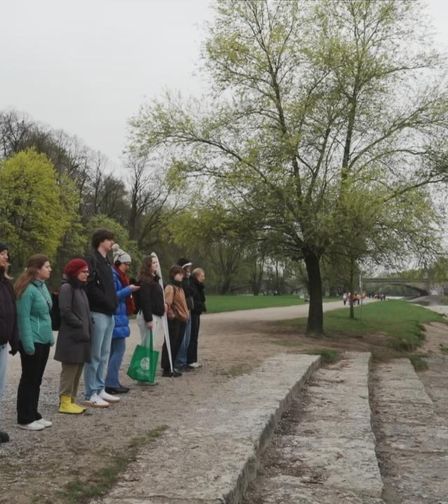 Die Forschungsgruppe macht einen Hörspaziergang.