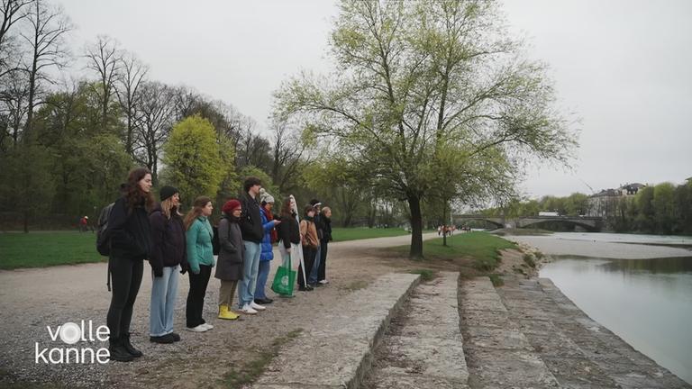 Die Forschungsgruppe macht einen Hörspaziergang.