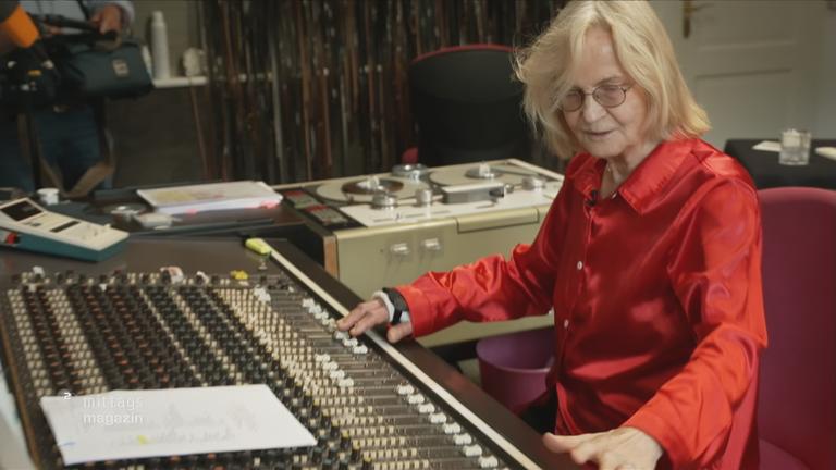 Hörspielkönigin Heikedine Körting im Aufnahme-Studio 