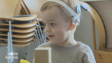 Ein Kind mit einem Cochlea-Implantat