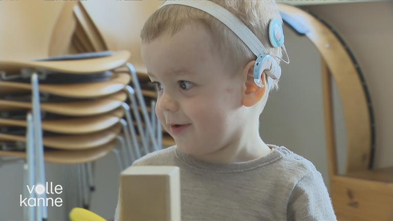 Ein Kind mit einem Cochlea-Implantat