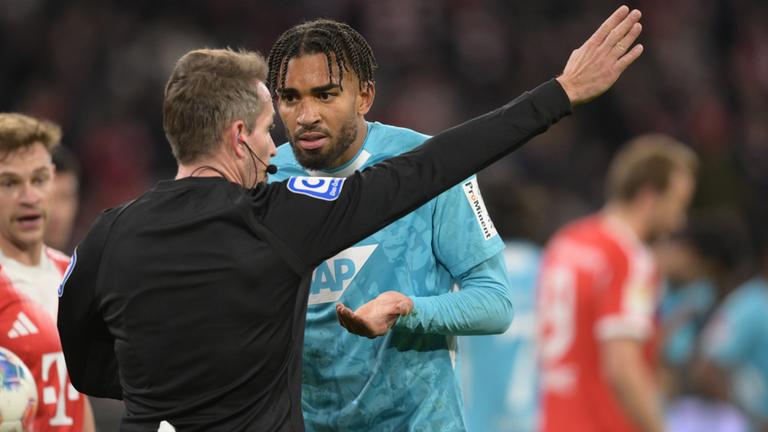 Tobias Stieler und Kevin Akpoguma am 08.02.26