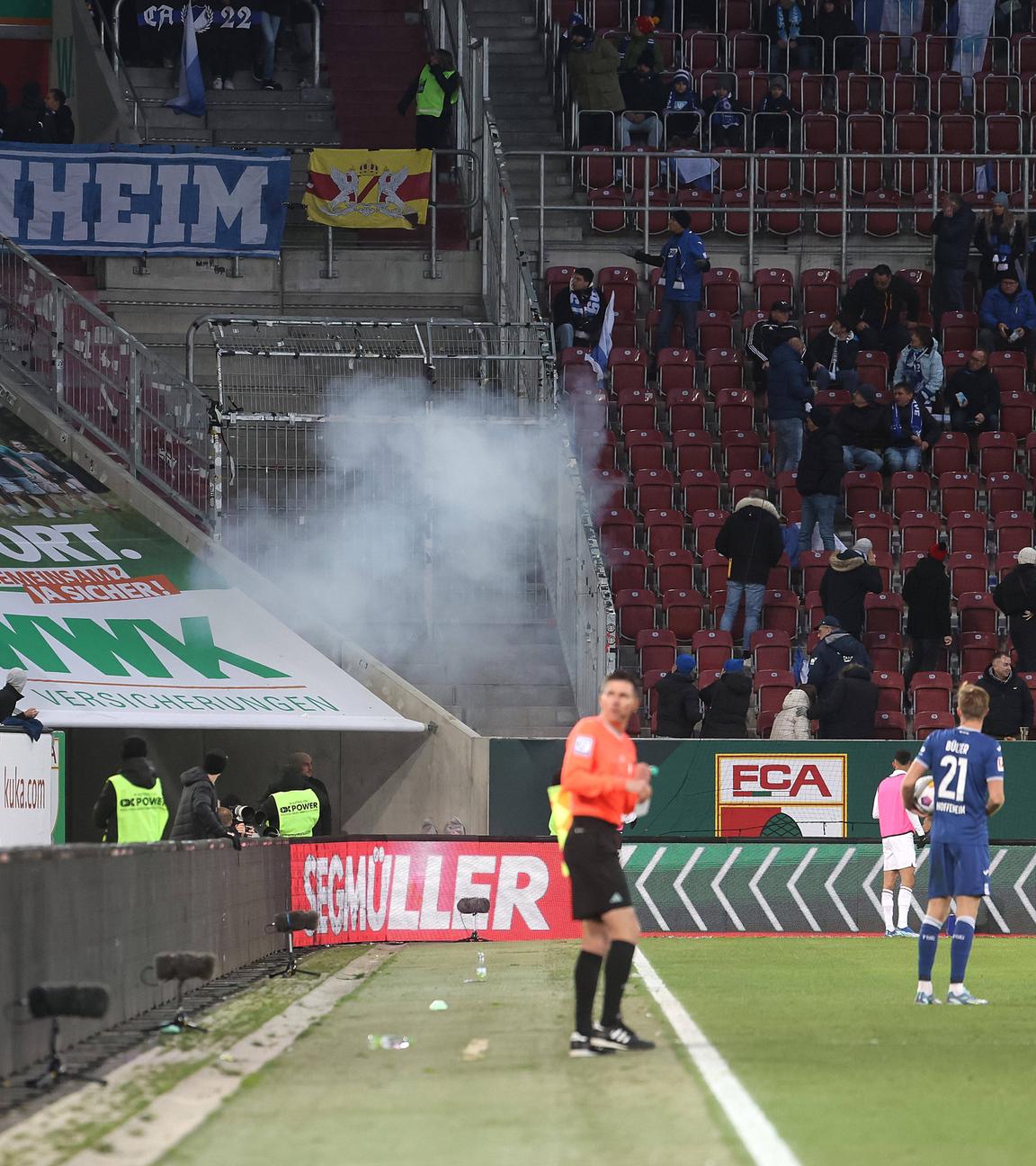 Rauchwolke im Block der TSG Hoffenheim nach der Detonation eines Böllers