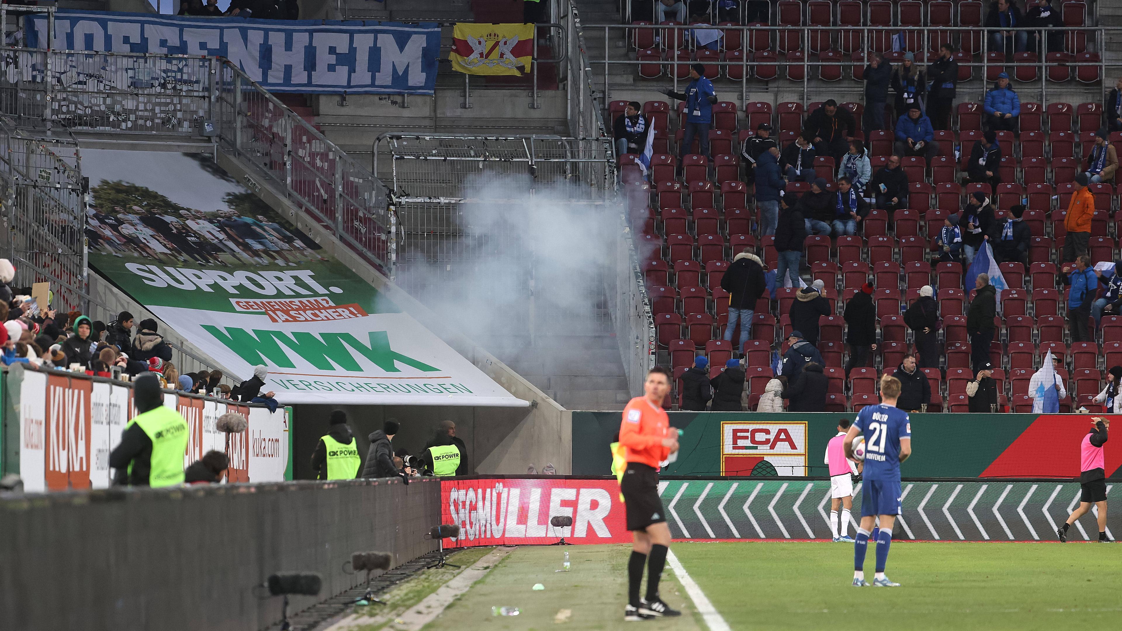 Rauchwolke im Block der TSG Hoffenheim nach der Detonation eines Böllers