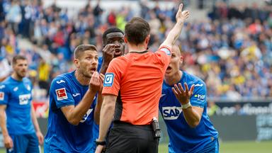 Hoffenheims Spieler diskutieren mit Schiedsrichter Benjamin Brand beim Spiel gegen Dortmund.