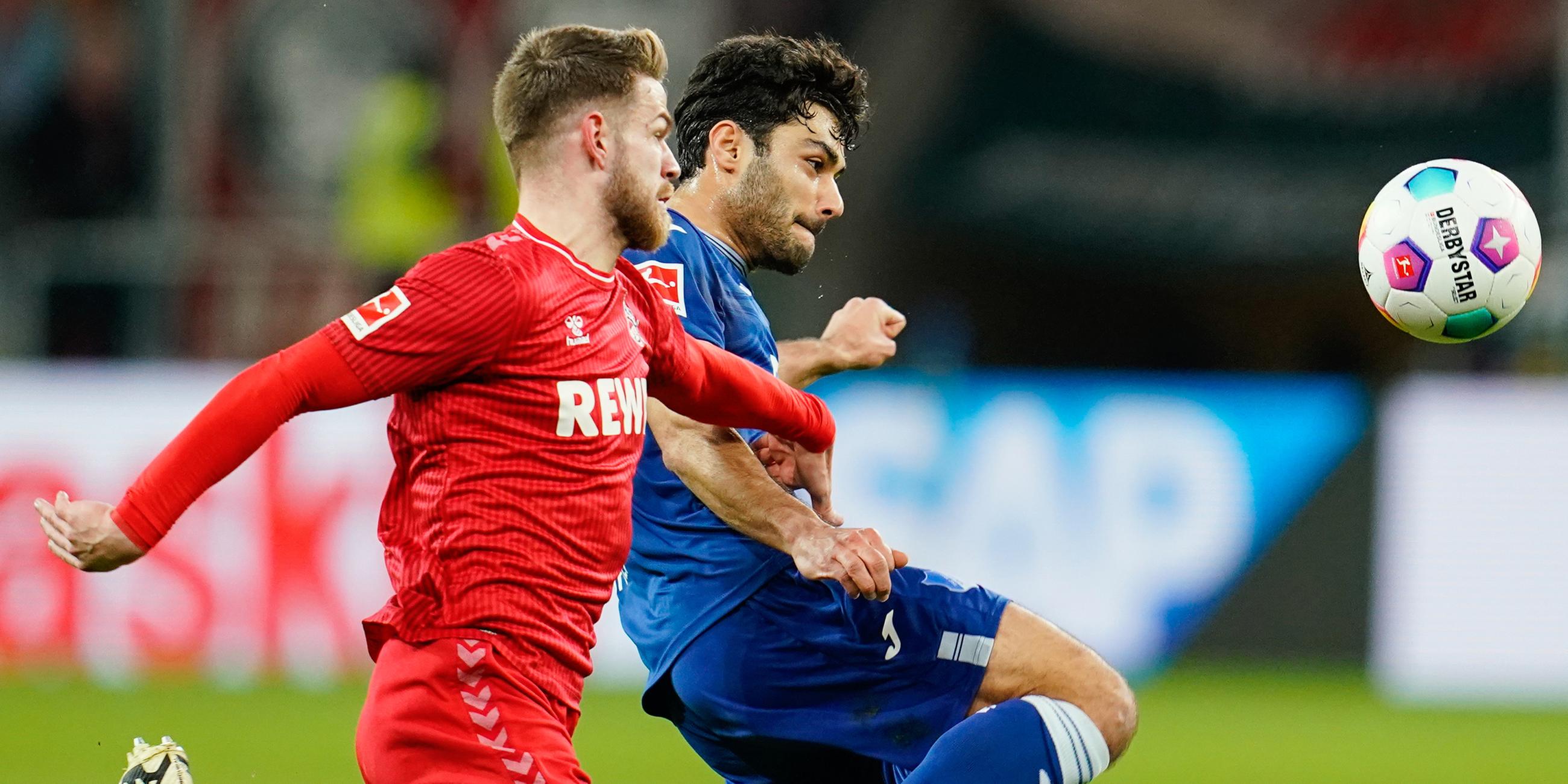 Kölns Jan Thielmann (l) und Hoffenheims Ozan Kabak kämpfen um den Ball. 