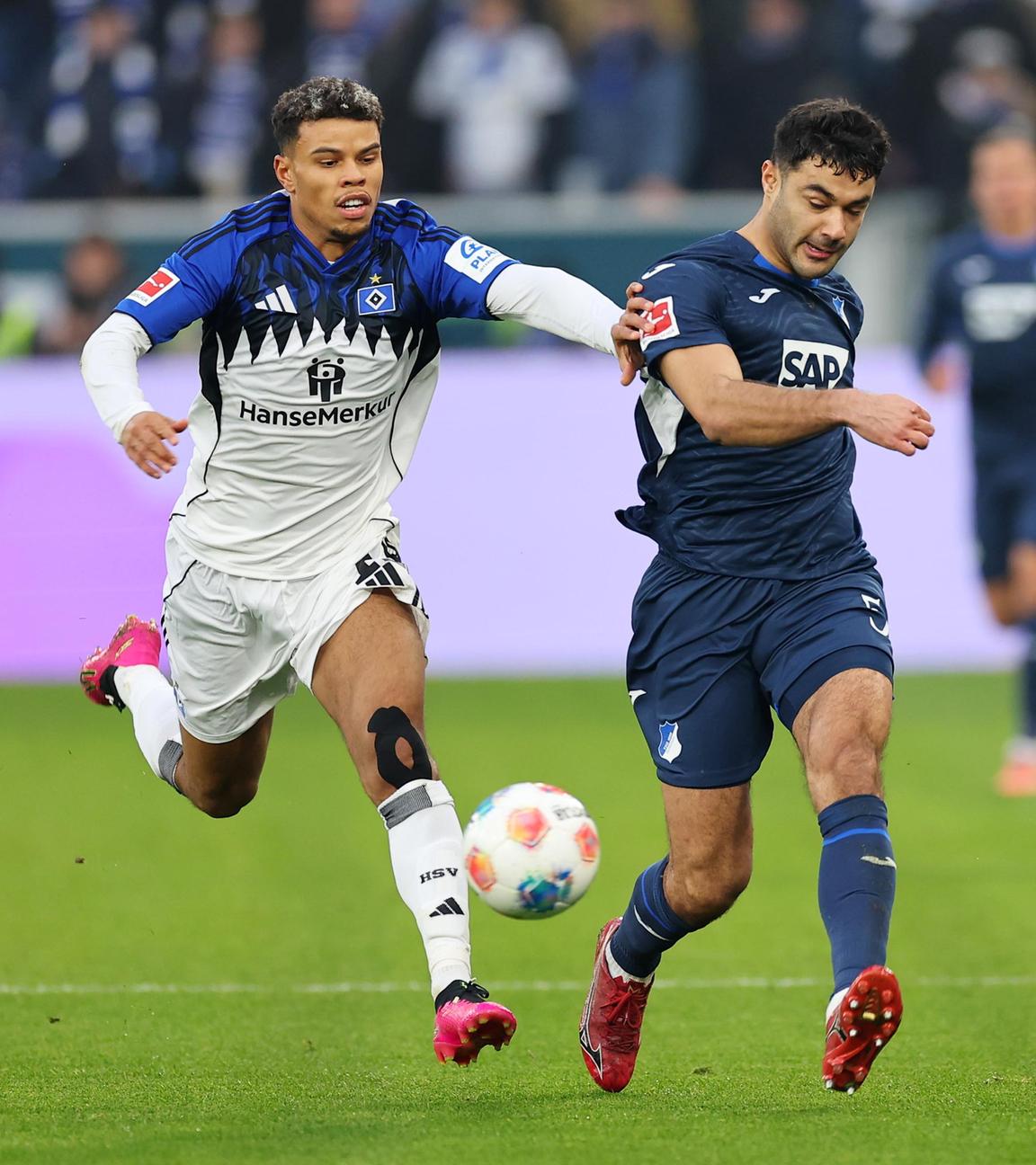 Ransford-Yeboah Koenigsdoerffer (HSV) und der Hoffenheimer Ozan Kabak.