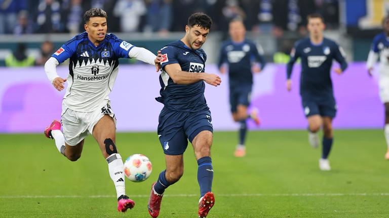 Ransford-Yeboah Koenigsdoerffer (HSV) und der Hoffenheimer Ozan Kabak.