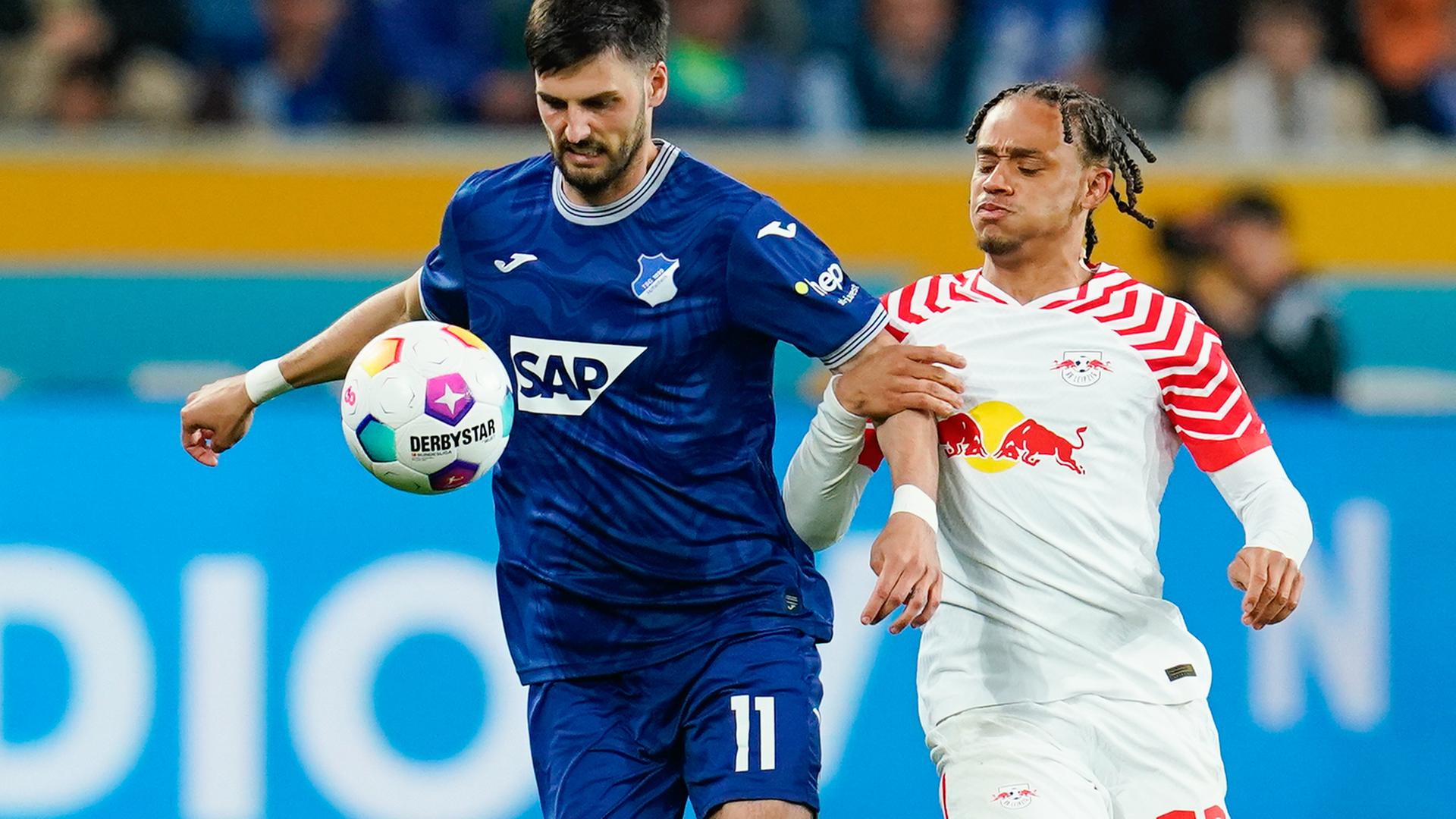 Hoffenheims Florian Grillitsch (l) und Leipzigs Xavi Simons kämpfen um den Ball.