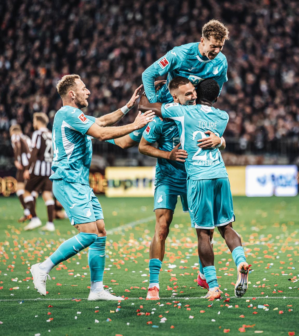 Vladimir Coufal ( 34, TSG Hoffenheim), Fisnik Asllani ( 11, TSG Hoffenheim), Tim Lemperle ( 19, TSG Hoffenheim) und Bazoumana Toure ( 29, TSG Hoffenheim) jubeln. 