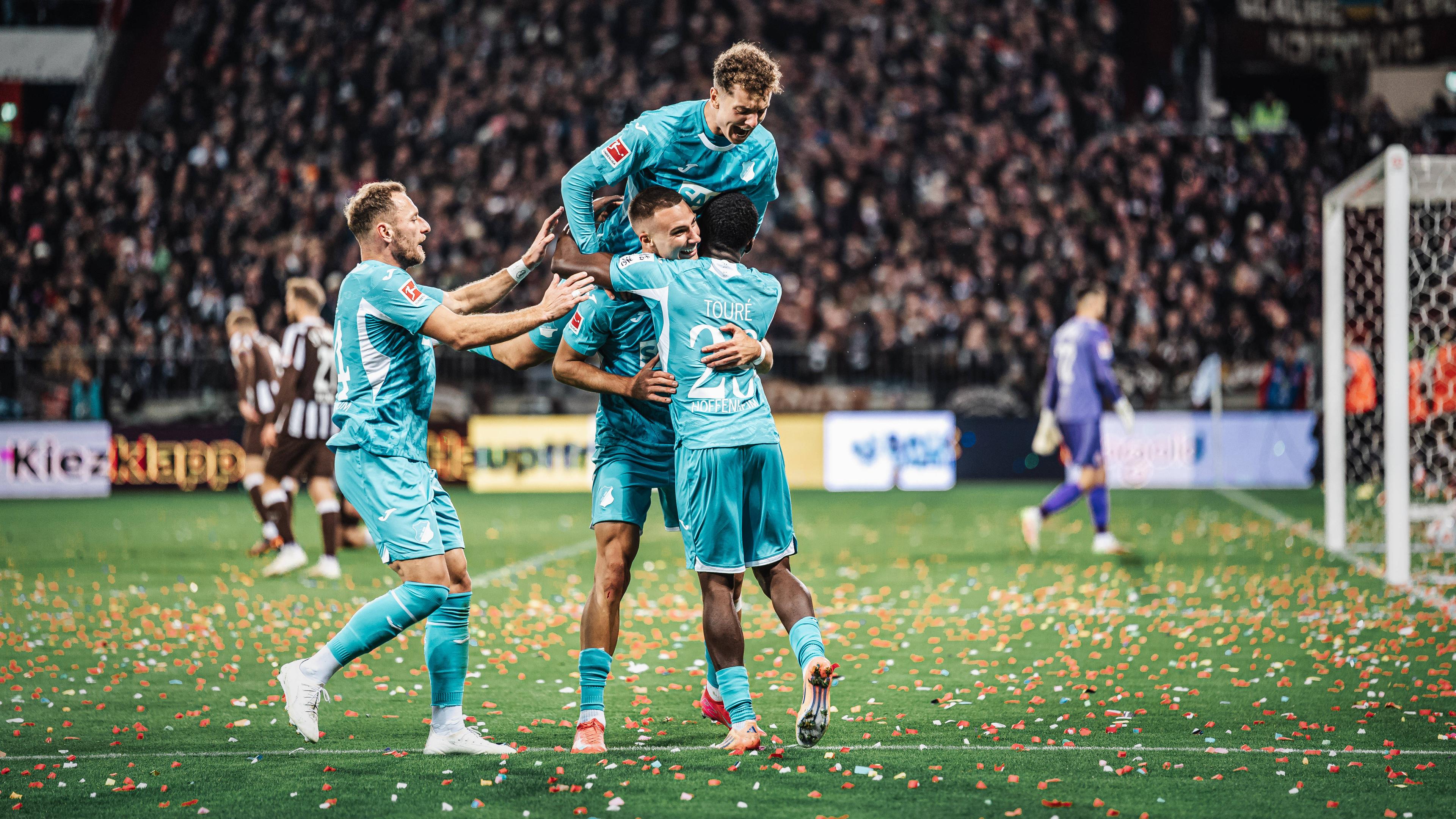 Vladimir Coufal ( 34, TSG Hoffenheim), Fisnik Asllani ( 11, TSG Hoffenheim), Tim Lemperle ( 19, TSG Hoffenheim) und Bazoumana Toure ( 29, TSG Hoffenheim) jubeln. 