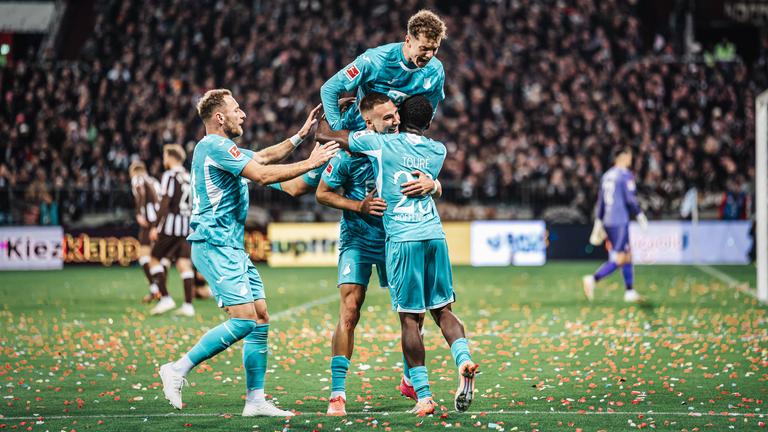 Vladimir Coufal ( 34, TSG Hoffenheim), Fisnik Asllani ( 11, TSG Hoffenheim), Tim Lemperle ( 19, TSG Hoffenheim) und Bazoumana Toure ( 29, TSG Hoffenheim) jubeln. 