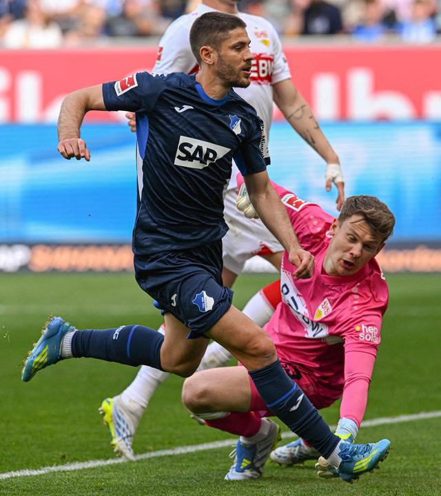 Hoffenheims Stürmer Andrej Kramarić (l.) erzielt das 3:1 gegen VfB-Torwart Alexander Nübel.