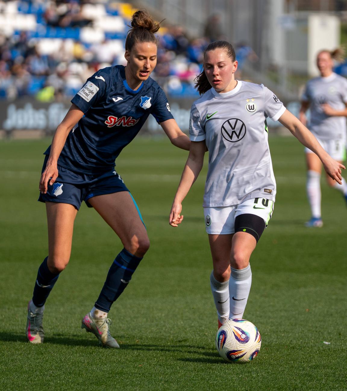 Lisa Doorn (TSG Hoffenheim Frauen, 14) und Svenja Huth (VfL Wolfsburg Frauen, 10) kämpfen. 