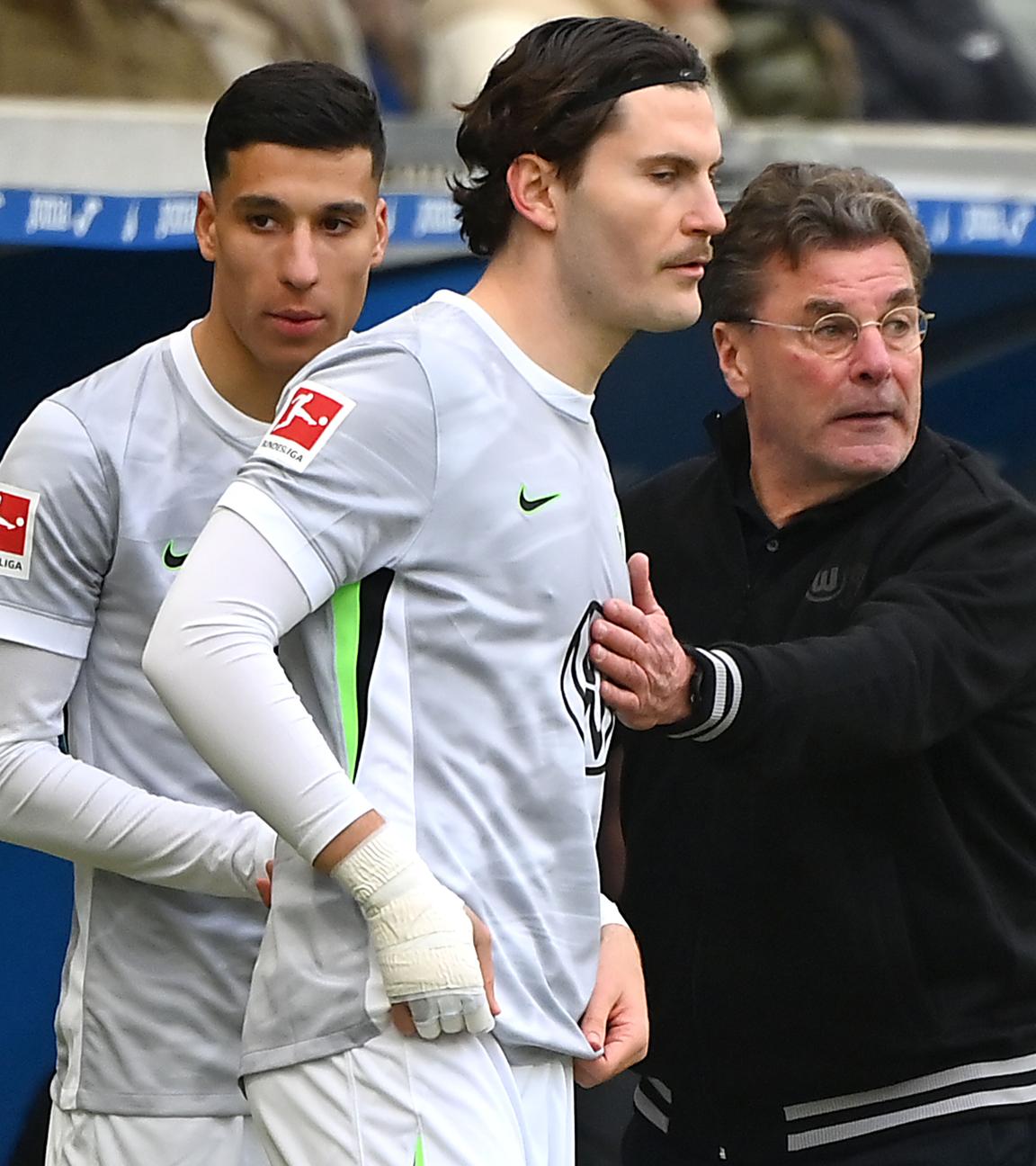 Trainer Dieter Hecking mit Jonas Wind am 14.03.2026 in Sinsheim. 