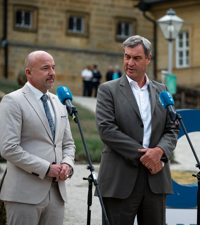 Bayern, Bad Staffelstein: Alexander Hoffmann (l), Vorsitzender der CSU-Landesgruppe im Bundestag, und Markus Söder (r), Bayerns Ministerpräsident