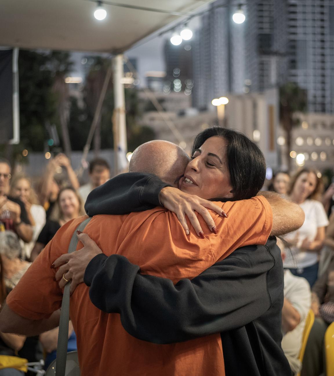 Einav Zangauker, Mutter der israelischen Geisel Matan Zangauke, die von der Hamas festgehalten wird, feiert auf dem Geiselplatz in Tel Aviv, wo sich Menschen versammeln, um die Ankündigung einer Vereinbarung zwischen Israel und der Hamas über die Umsetzung der ersten Phase des US-Friedensplans für den Gazastreifen zu feiern. 