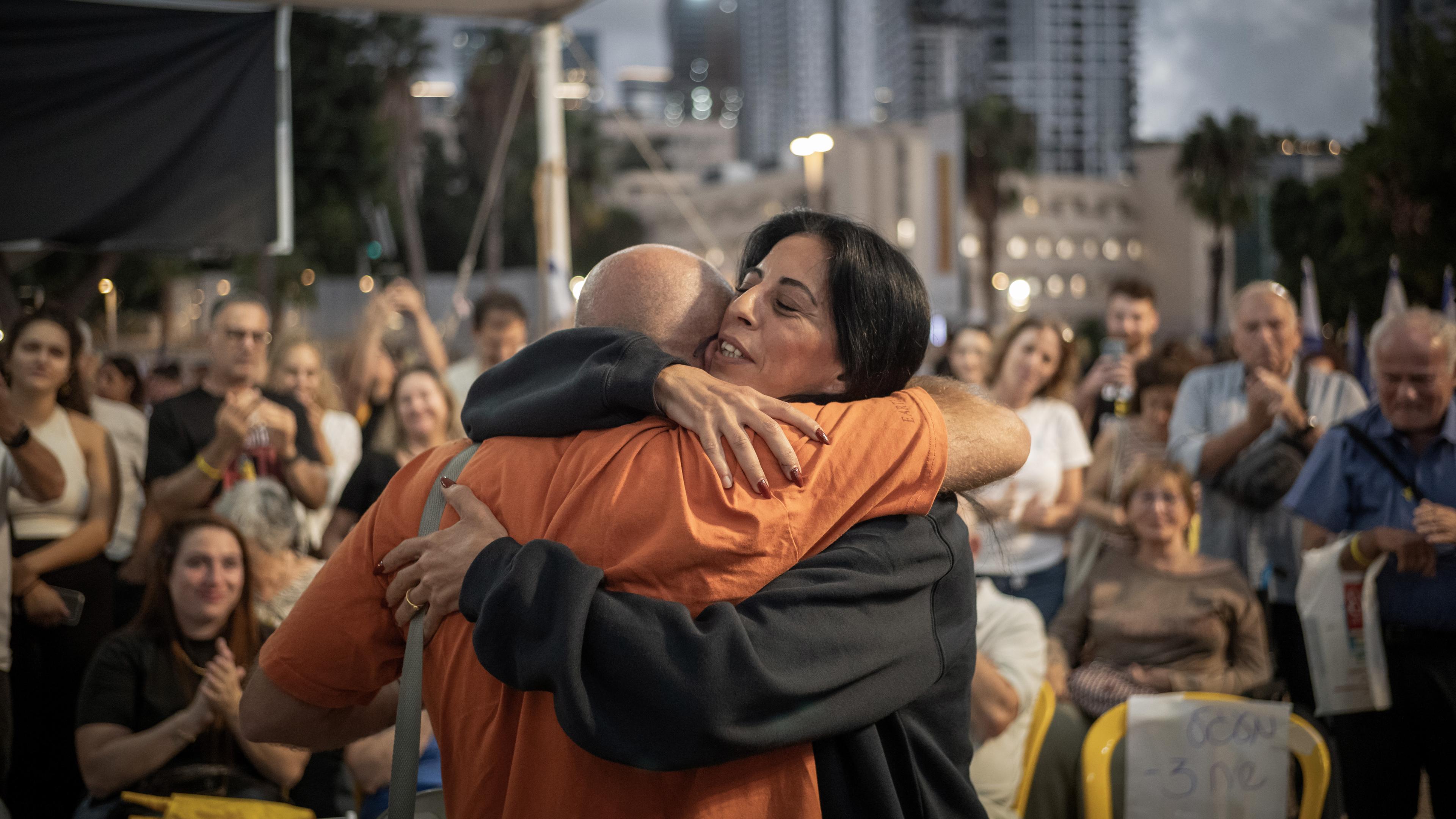 Einav Zangauker, Mutter der israelischen Geisel Matan Zangauke, die von der Hamas festgehalten wird, feiert auf dem Geiselplatz in Tel Aviv, wo sich Menschen versammeln, um die Ankündigung einer Vereinbarung zwischen Israel und der Hamas über die Umsetzung der ersten Phase des US-Friedensplans für den Gazastreifen zu feiern. 