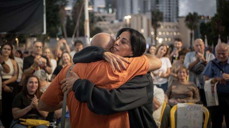 Einav Zangauker, Mutter der israelischen Geisel Matan Zangauke, die von der Hamas festgehalten wird, feiert auf dem Geiselplatz in Tel Aviv, wo sich Menschen versammeln, um die Ankündigung einer Vereinbarung zwischen Israel und der Hamas über die Umsetzung der ersten Phase des US-Friedensplans für den Gazastreifen zu feiern. 