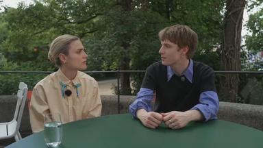 Mala Emde und Louis Hofmann sitzen am Tisch