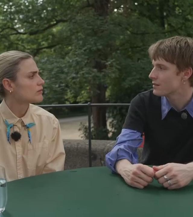Mala Emde und Louis Hofmann sitzen am Tisch