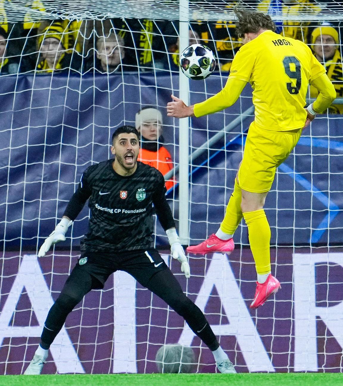 Der dänische Stürmer von FK Bodø/Glimt, Kasper Høgh, versucht per Kopfball gegen den portugiesischen Torhüter Rui Silva von Sporting CP zu treffen 