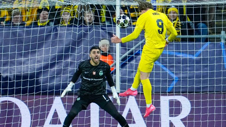 Der dänische Stürmer von FK Bodø/Glimt, Kasper Høgh, versucht per Kopfball gegen den portugiesischen Torhüter Rui Silva von Sporting CP zu treffen 