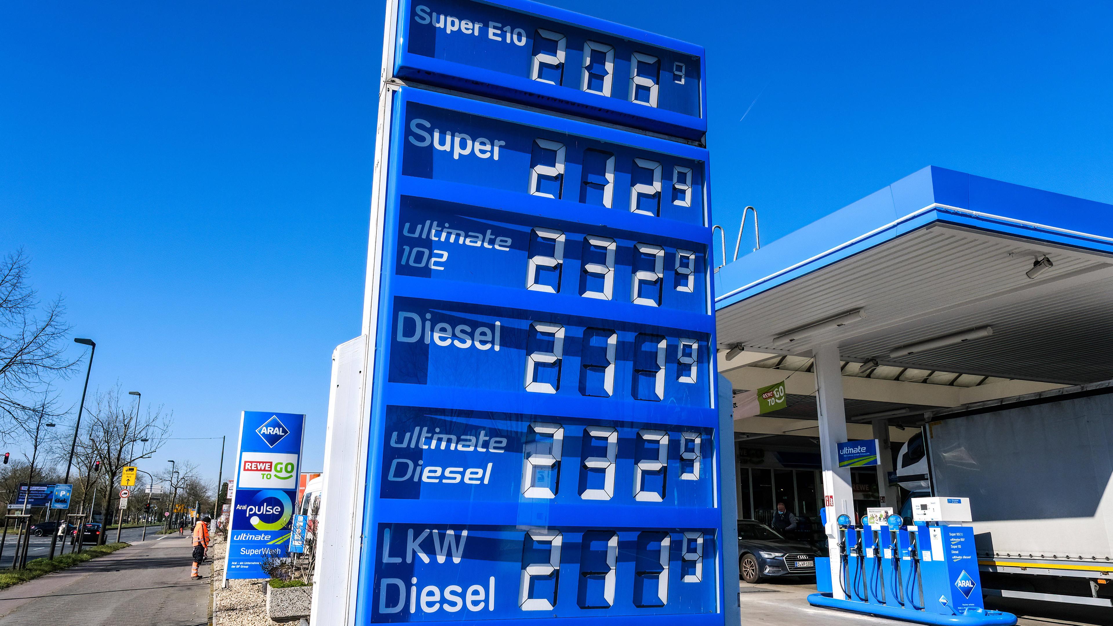 Hohe Benzinpreise auf der Anzeigetafel einer Tankstelle