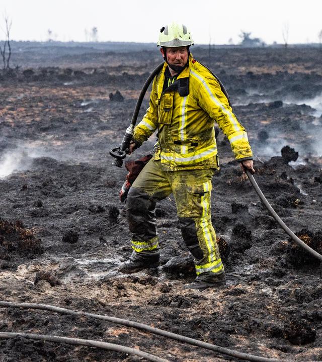 Die Bekämpfung des Waldbrandes ist wegen des torfhaltigen Bodens in dem Naturschutzgebiet besonders schwierig. 