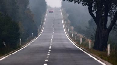  Ein Auto fährt über die Monschauer Landstraße in Richtung Eupen.