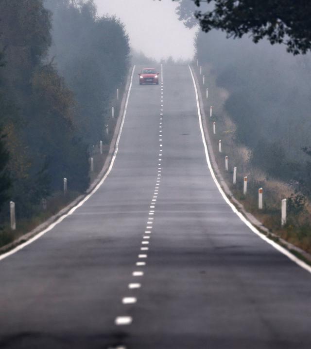  Ein Auto fährt über die Monschauer Landstraße in Richtung Eupen.