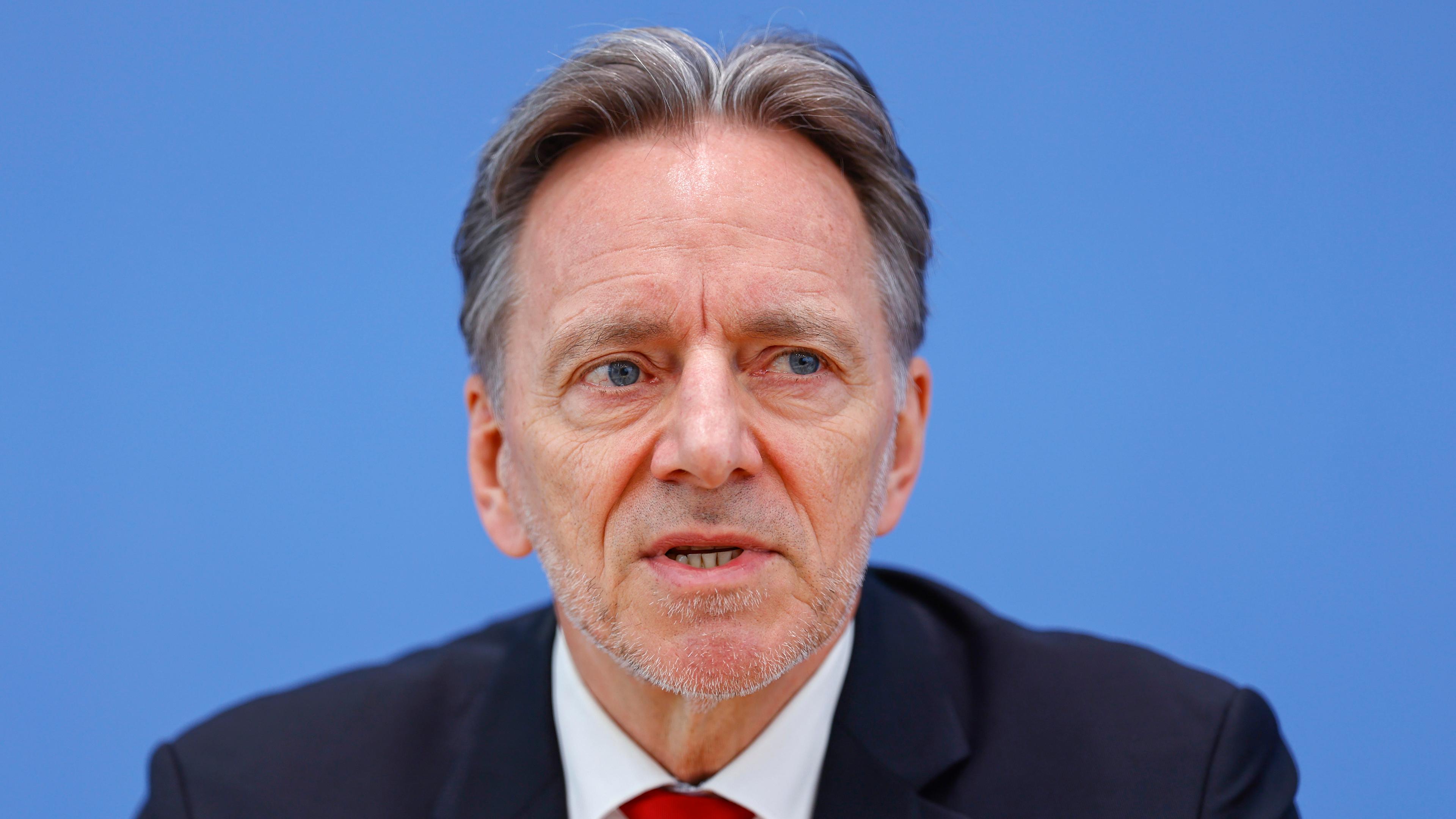 Holger Münch, nimmt an einer Pressekonferenz zur Vorstellung der bundesdeutschen Polizeilichen Kriminalstatistik teil, in Berlin, 09.04.2024.
