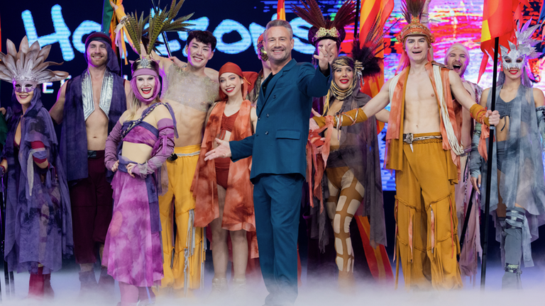 Sänger Sasha mit Holiday on Ice Artisten