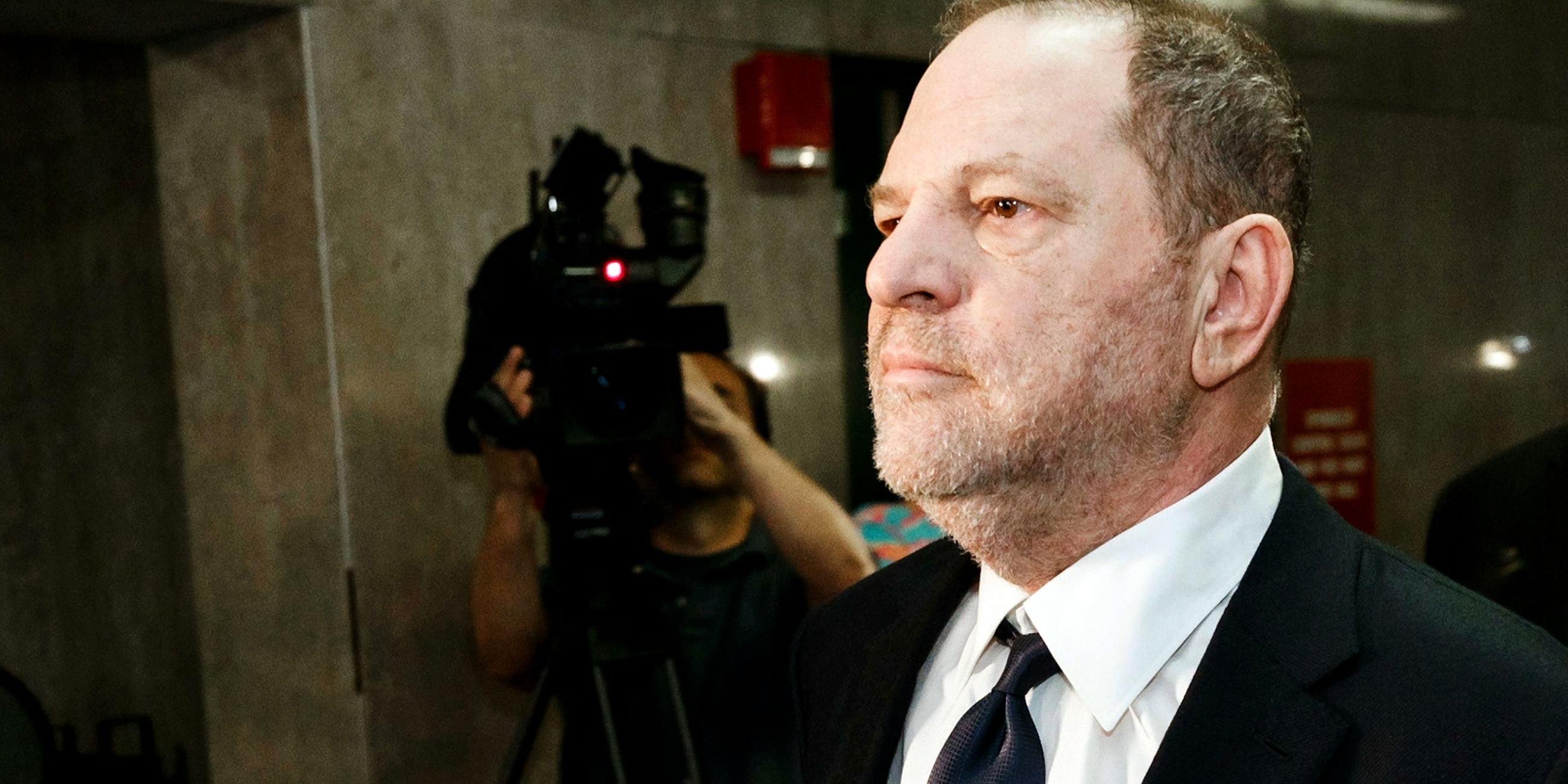 "Hollywood Stories: #Me Too – Der Fall Harvey Weinstein": Nahaufnahme von Harvey Weinstein, der von einer Kamera gefilmt wird.
