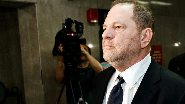 "Hollywood Stories: #Me Too – Der Fall Harvey Weinstein": Nahaufnahme von Harvey Weinstein, der von einer Kamera gefilmt wird.