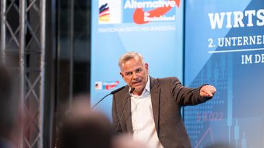 Mit knappem Vorsprung liegt die AfD in Mecklenburg-Vorpommern um Spitzenkandidat Leif-Erik Holm in den aktuellen Umfragen vor der SPD.