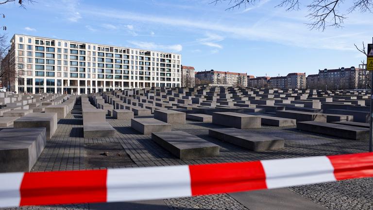 Das abgesperrte Holocaust-Mahnmal in Berlin.