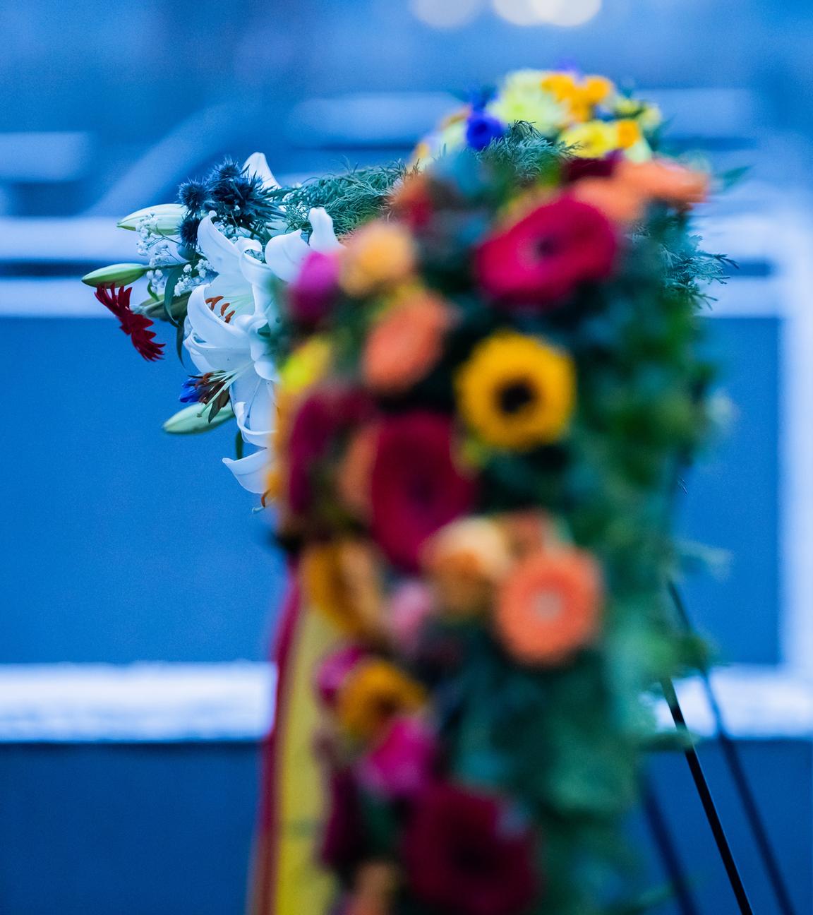 Berlin: Blumenkränze stehen anlässlich des Internationalen Tags des Gedenkens an die Opfer des Holocaust am Denkmal für die ermordeten Juden Europas.