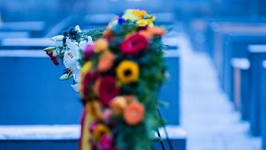 Berlin: Blumenkränze stehen anlässlich des Internationalen Tags des Gedenkens an die Opfer des Holocaust am Denkmal für die ermordeten Juden Europas.