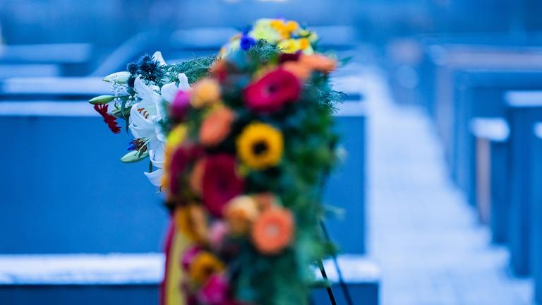 Berlin: Blumenkränze stehen anlässlich des Internationalen Tags des Gedenkens an die Opfer des Holocaust am Denkmal für die ermordeten Juden Europas.