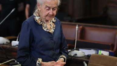 Archiv: Ursula Haverbeck wartet im Gerichtssaal des Hamburger Landgerichts auf das Urteil im Berufungsverfahren um die Holocaust-Leugnerin. 