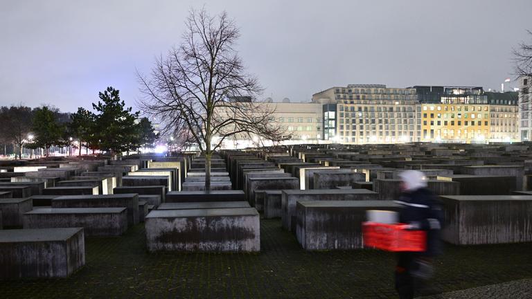 Das Holocaust-Mahnmal in Berlin am Morgen.