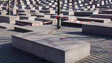 Das Holocaust-Mahnmal wird als Tatort in Berlin von der Polizei abgesperrt