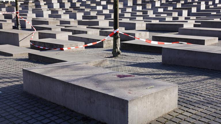 Das Holocaust-Mahnmal wird als Tatort in Berlin von der Polizei abgesperrt