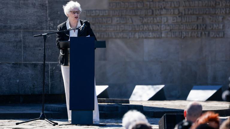 Holocaust-Überlebende Greet Coopman hält eine Rede während einer Gedenkfeier in der Gedenkstätte Bergen-Belsen in Lohheide