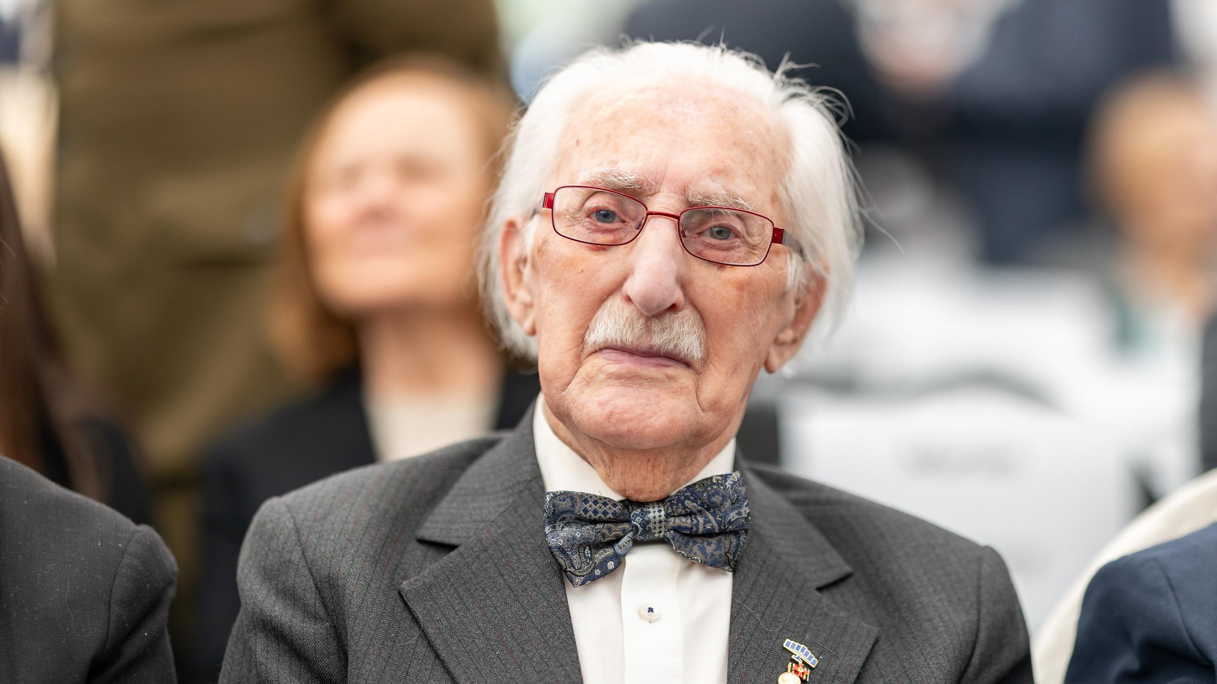 Bayern, Flossenbürg: Leon Weintraub, Überlebender zahlreicher Konzetrationslager, nimmt am Gedenkakt zum 80. Jahrestag der Befreiung des Konzetrationslagers Flossenbürg teil. Archivbild